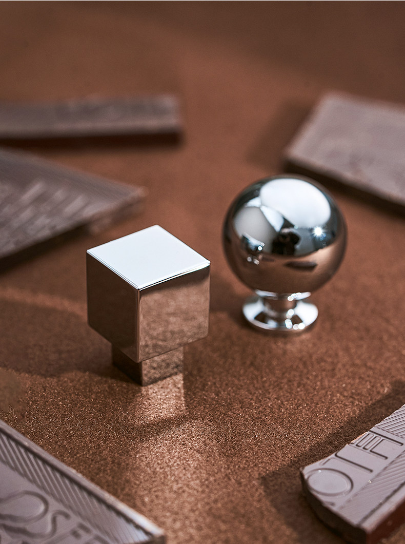 Furniture Hardware High End - 真鍮製キャビネットドアプルハンドルワードローブ引き出しモダンシンプルハイエンド電気メッキシルバーハンドル家具ハードウェア用
