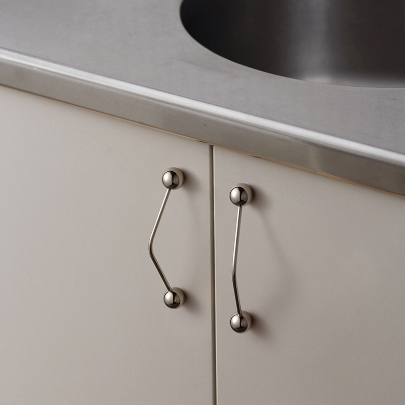 Unique Furniture Hardware - Goo-ki-頑丈な真ちゅう製の家具ハンドル,シルバーのバーハンドル,ハイエンドのフレンチ引き出しノブ,丸いボールドレッサーのハンドル,ユニークなデザイン